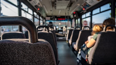 Innenraum eines Linienbusses mit Fahrgästen – zuverlässiger Linienverkehr vom Reisedienst Alkemeyer