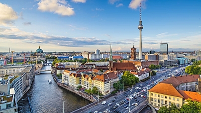 Blick über die Berliner Innenstadt mit Fernsehturm, Berliner Dom und Spree – Städtereise mit dem Reisedienst Alkemeyer