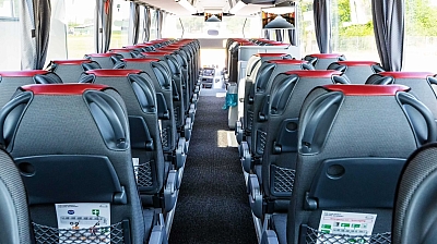 Blick in den Fahrgastraum eines Reisebusses mit bequemen Sitzreihen – komfortabel unterwegs mit dem Reisedienst Alkemeyer