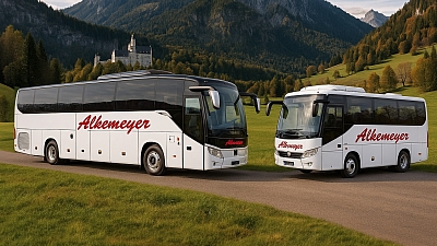 Zwei Reisebusse von Reisedienst Alkemeyer vor Alpenkulisse – unterwegs zu Reisezielen in Deutschland und Europa