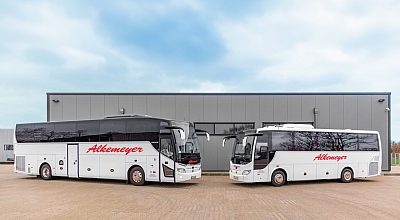 Zwei Reisebusse auf dem Firmengelände der Firma Alkemeyer